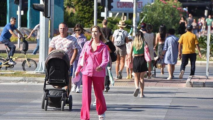 Türkiye'de ikamet izniyle yaşayan yabancı sayısı 247 bin 62 azaldı