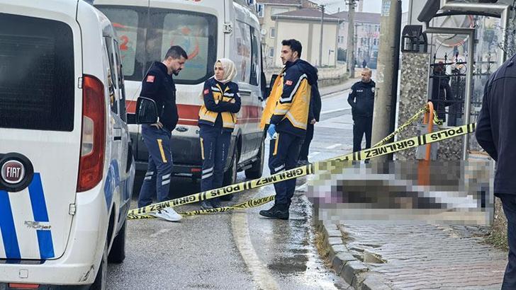 Pazara giderken öldü; cenazenin ıslanmaması için üzerine şemsiye koydular