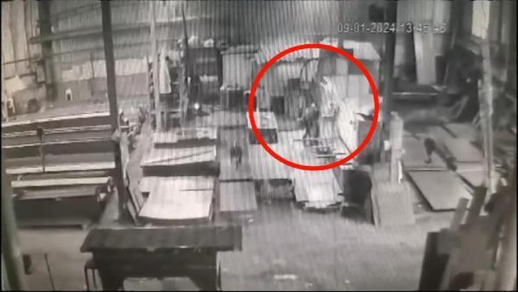 Büyükçekmece'de 14 yaşındaki çocuğun hayatını kaybettiği iş kazası güvenlik kamerasına yansıdı