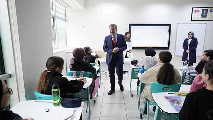 Bakan Tekin, Ümitköy Kız Anadolu İmam Hatip Lisesi’ni ziyaret etti