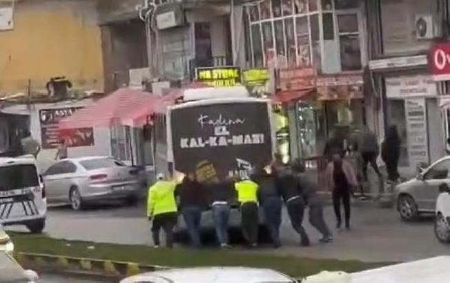 Şırnak’ta trafik polisleri ve vatandaşlar, bozulan araçları itti