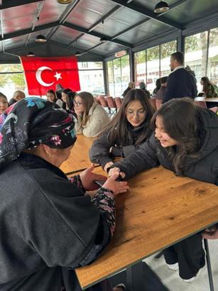 Lise öğrencileri, huzurevi sakinlerinin doğum gününü kutladılar