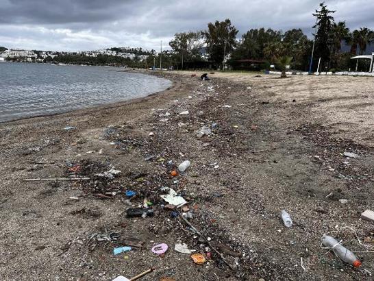Bodrum'da sağanak sonrası sahiller çöple doldu