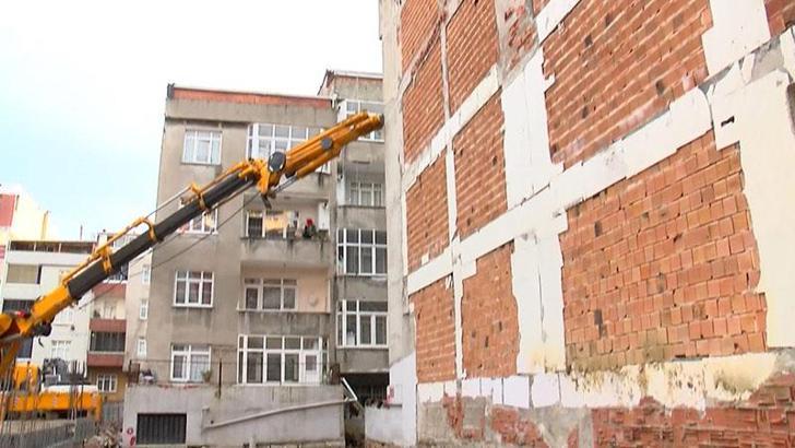 Gaziosmanpaşa Belediye Başkanı Usta: 2 binanın dengede kalmasını sağlamaya çalışıyor arkadaşlar