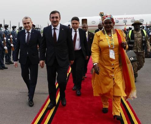 Cumhurbaşkanı Yardımcısı Yılmaz, Uganda Başbakanı ve Türk Toplumu Temsilcileri ile görüştü