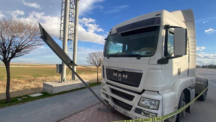Arkadaşının hareket ettirdiği TIR'ın devirdiği yön levhası, sürücünün başına çarptı