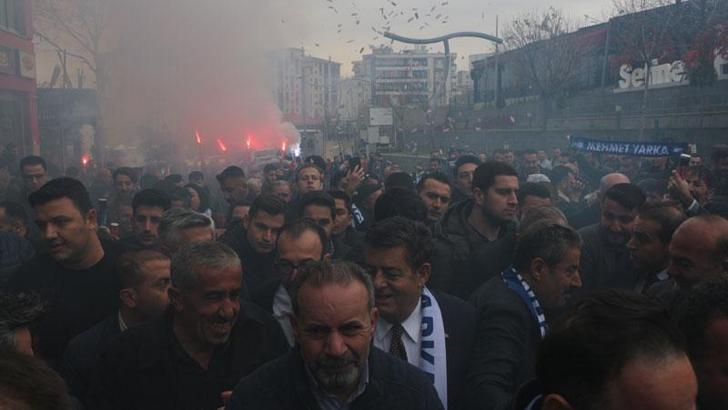 AK Parti Şırnak Belediye Başkan Adayı Yarka’ya meşaleli karşılama