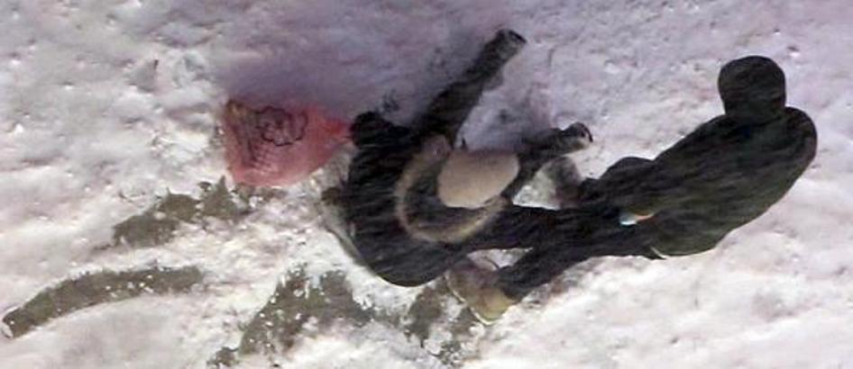 Erzurum'da cadde ve sokaklar buz pistine döndü; düşen düşene