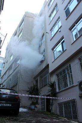 Beyoğlu'nda yangın; yaşlı kadın ağır yaralandı