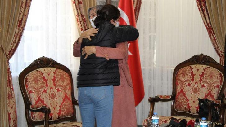 Evlat nöbetindeki bir anne daha çocuğuna kavuştu