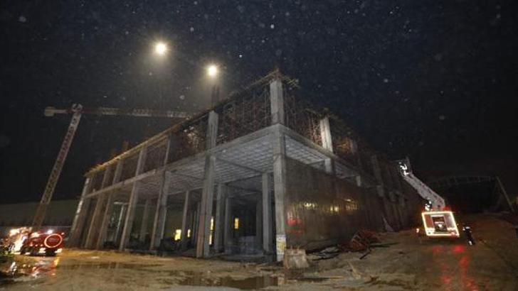 Mersin'de fabrika inşaatında yangın çıktı