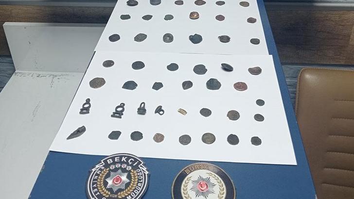 Bekçiler durdurdu, üzerinden 47 sikke ve obje çıktı