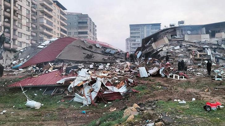 Asrın depreminde 52 kişinin hayatını kaybettiği 'Kaçak katlı' Reyyan Apartmanı’ davası başladı
