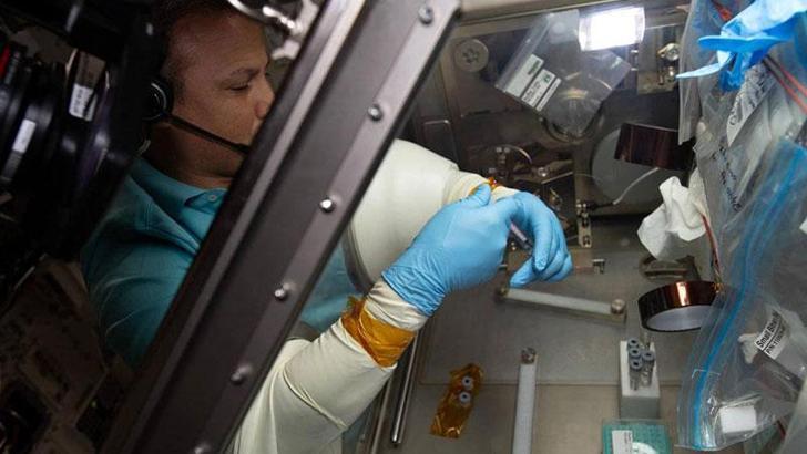 Alper Gezeravcı, uzayda deneylerini sürdürdü