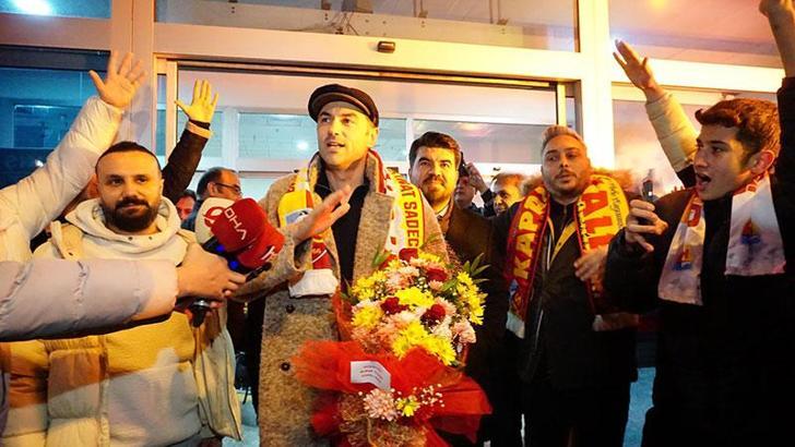 Burak Yılmaz'a Kayseri'de meşaleli karşılama