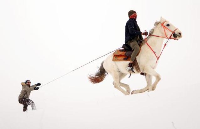 Erzurum Ovası'nda atlı kayak