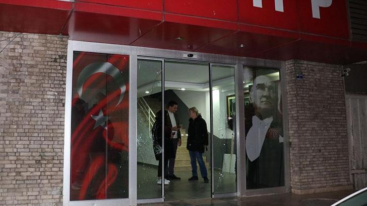 Antalya'da CHP il binasına taşlı saldırı