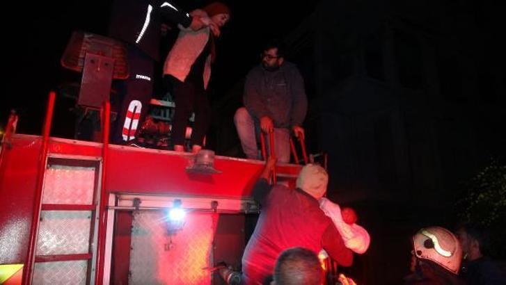 Binada yangın çıktı, mahsur kalanları itfaiye kurtardı