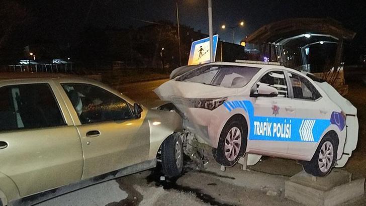 Kontrolden çıkan otomobil, yol kenarındaki maket polis aracına çarptı: 2 yaralı