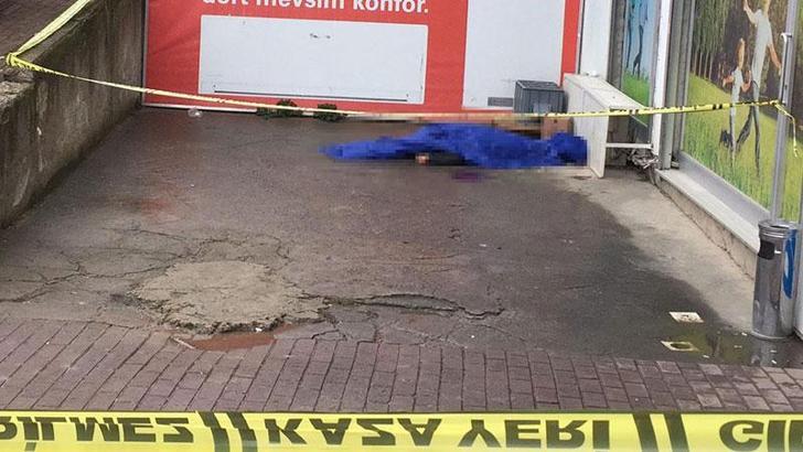 Oturduğu apartmanın önünde cesedi bulundu