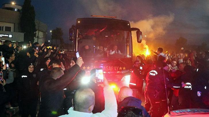 Galatasaray kafilesine Samsun’da meşaleli karşılama