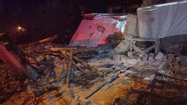 Malatya'da metruk bina çöktü