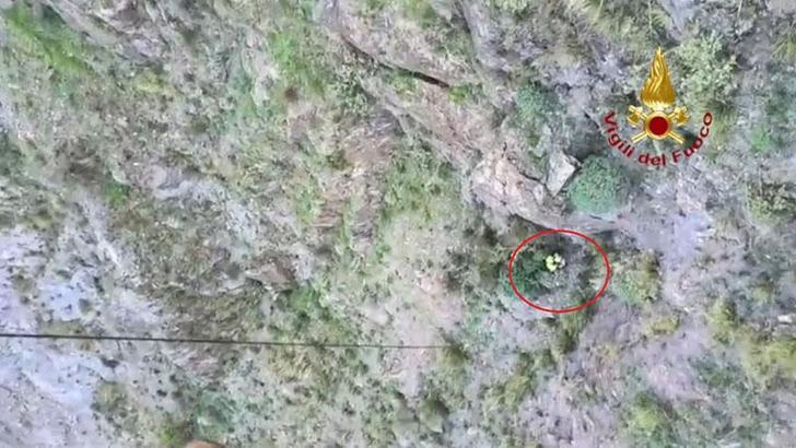 İtalya'da sarp yamaçta mahsur kalan dağcı helikopterle kurtarıldı