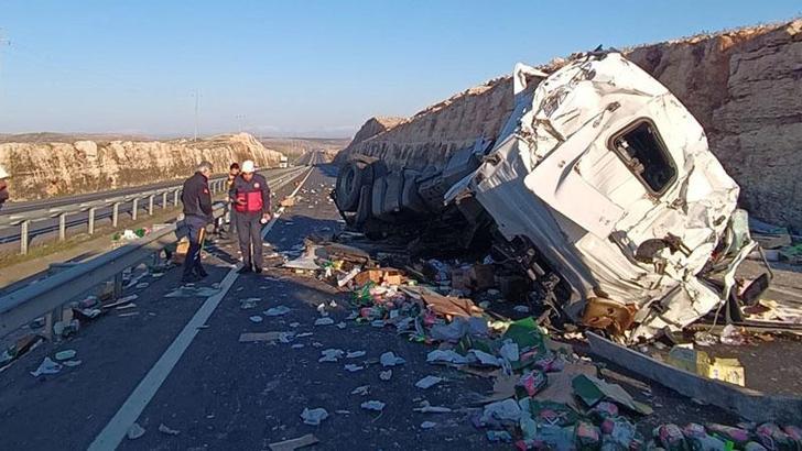 Hijyen malzemesi yüklü TIR devrildi, şoför yaralandı