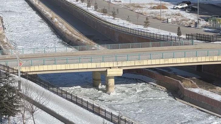 Türkiye'nin en hızlı akan nehri buz tuttu