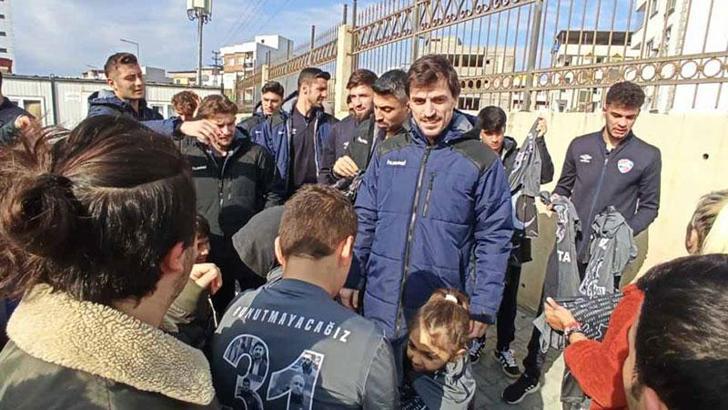 Amedspor ile İskenderunspor maç öncesi depremzedelerle buluştu