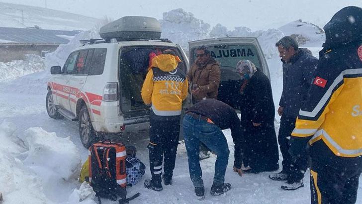 Yol kapanınca hamile kadın köyde doğum yaptı