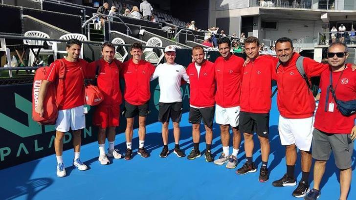 Teniste 2 gurur birden