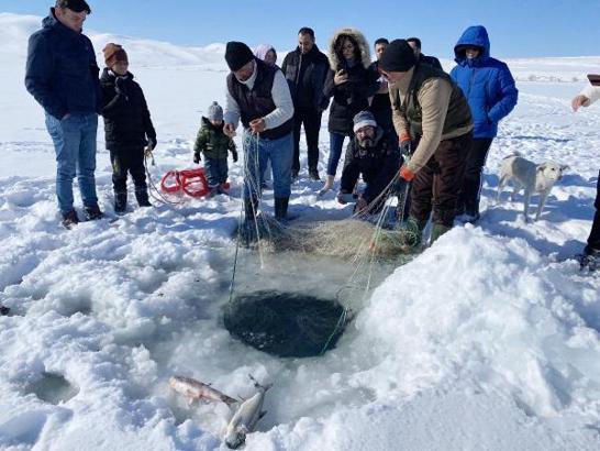 Çıldır Gölü'nde Eskimo usulü balık avı