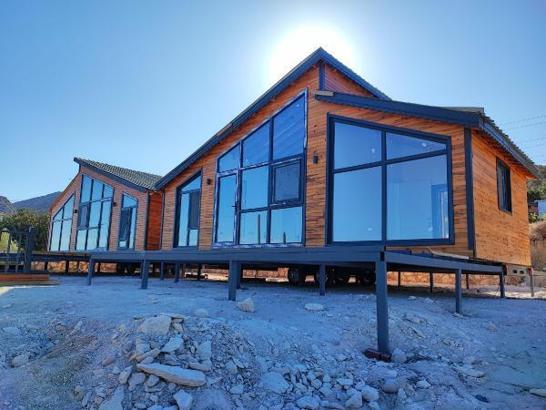 Karaburun'da ünlü oyuncuların tiny house'ları kaldırıldı