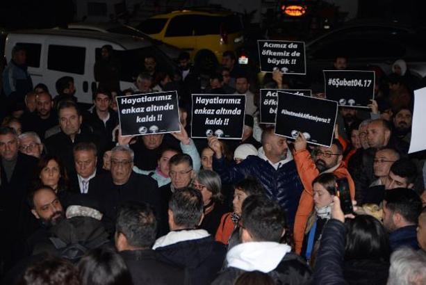 Adana'da depremde ölenler, yıkılan binaların enkazının kaldırıldığı alanlarda anıldı