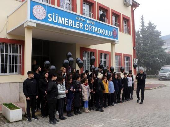 Hatay'da öğrenciler, kaybettikleri arkadaşlarını andı, Yağmur'un şiirini besteleyip okudu