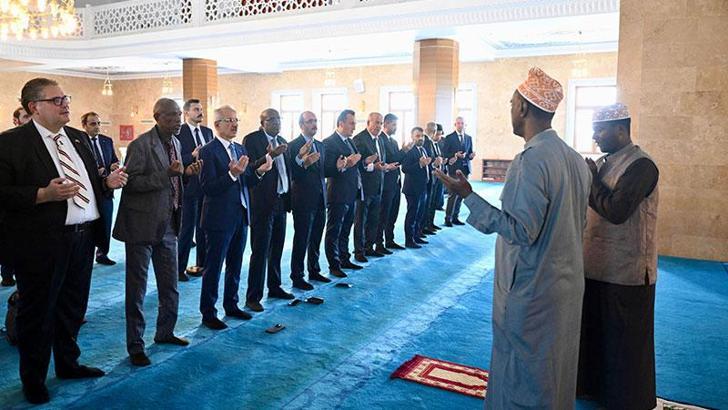 Uraloğlu, Cibuti’de Sultan II. Abdülhamit Camii’ni ziyaret etti