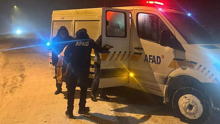 Kars’ta kar nedeniyle yolda mahsur kalan 110 kişi kurtarıldı
