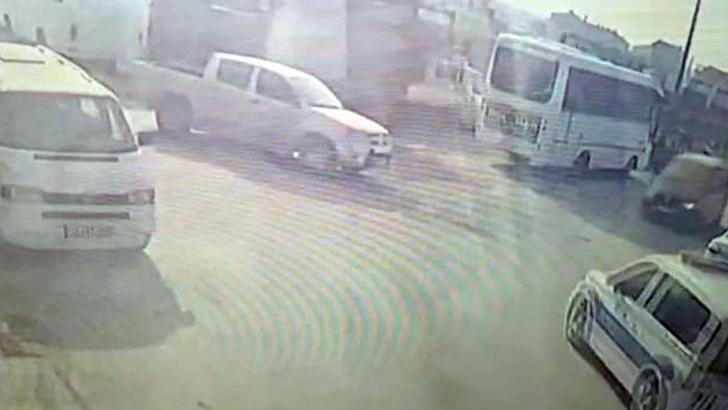 Bulgaristan plakalı otomobil, takip sırasında ekip aracına çarptı; 2 polis yaralı