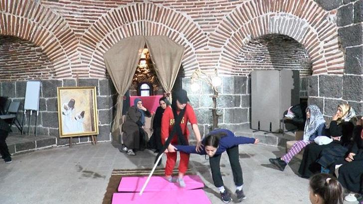 Diyarbakır'da restore edilen burçta kadınlara savunma eğitimi