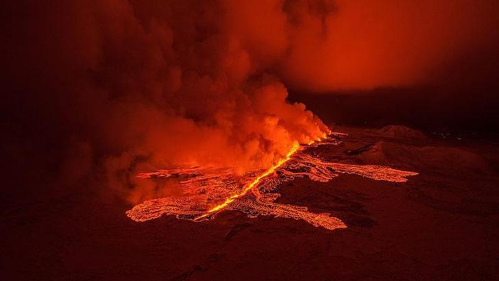 İzlanda’da 3’üncü kez patlayan yanardağ sebebiyle acil durum ilan edildi