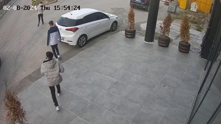 Lise öğrencisi ile 17 yaşındaki çırağı sokak ortasında yaralayıp, kaçtılar