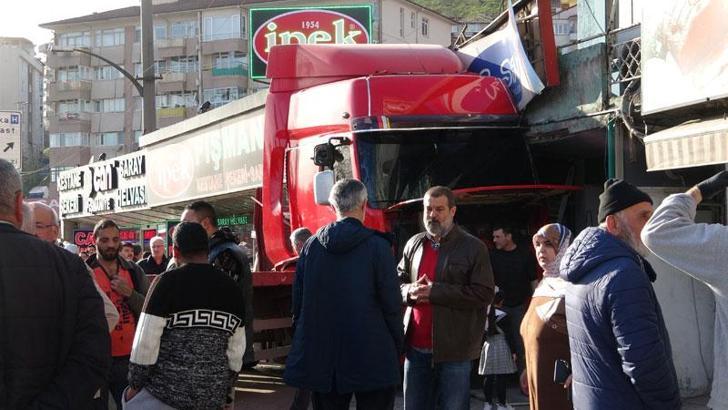 TIR, çay ocağında daldı: 4 yaralı