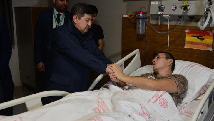 Kırgızistan Bakanlar Kurulu Başkanı Caparov'dan Adana'da tedavi gören 4 vatandaşına ziyaret
