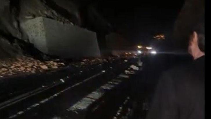 Artvin- Borçka karayolunda heyelan; risk nedeniyle çalışma başlatılamadı