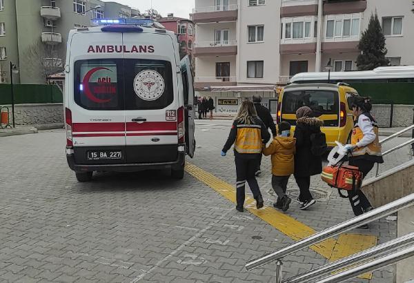 Merdivene kafasını çarpan çocuk hastanelik oldu