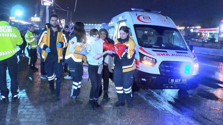 Bursa'da tur otobüsü beton aydınlatma direğine çarptı: 10 turist yaralandı