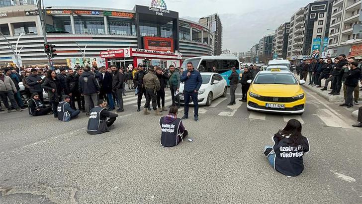 Diyarbakır'da DEM Partili vekiller, yol kapatıp, eylem yaptı