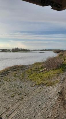 Çanakkale’de debisi yükselen Karamenderes Çayı taştı