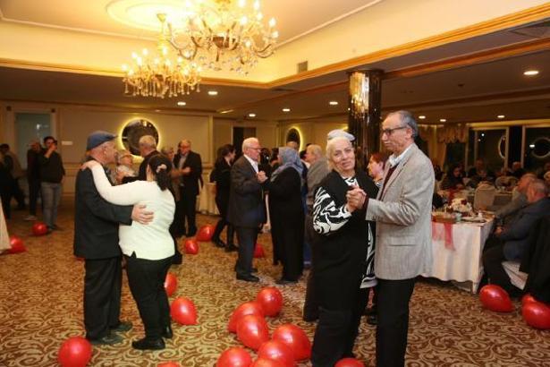 Küçükçekmece'de 65 yaş üstü çiftler, 14 Şubat yemeğinde buluştu